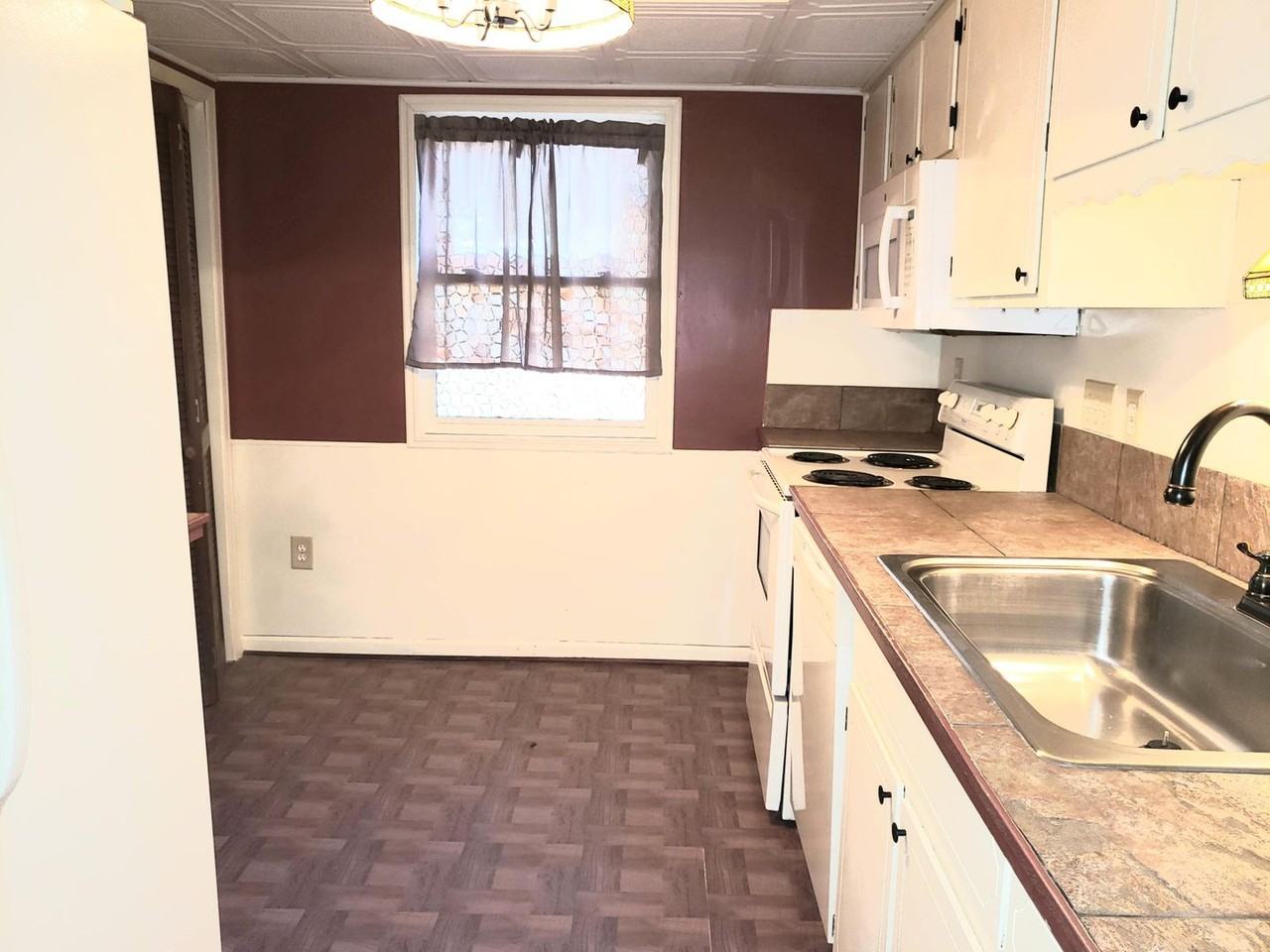 2140 Rexford Rd - Photo 2 of 10