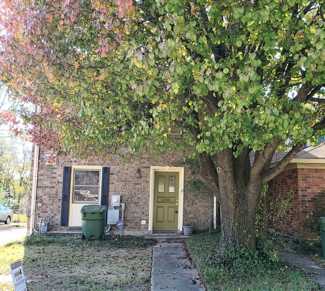 2140 Rexford Rd - Photo 4 of 10