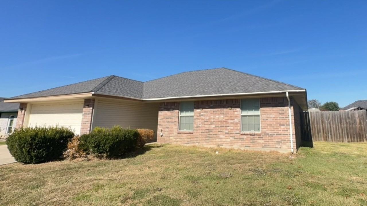 1215 E Avenue H - Photo 2 of 13