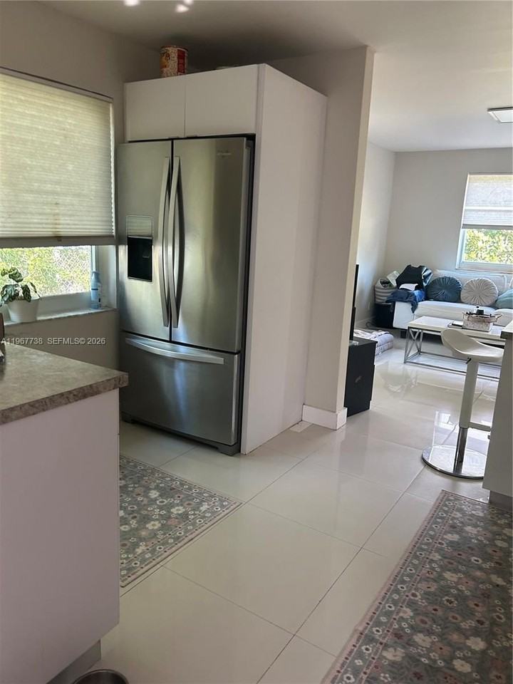 1560 Ne 129th St - Photo 4 of 9