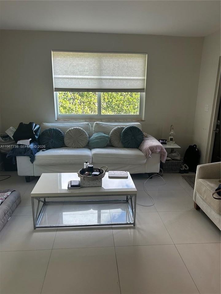 1560 Ne 129th St - Photo 6 of 9