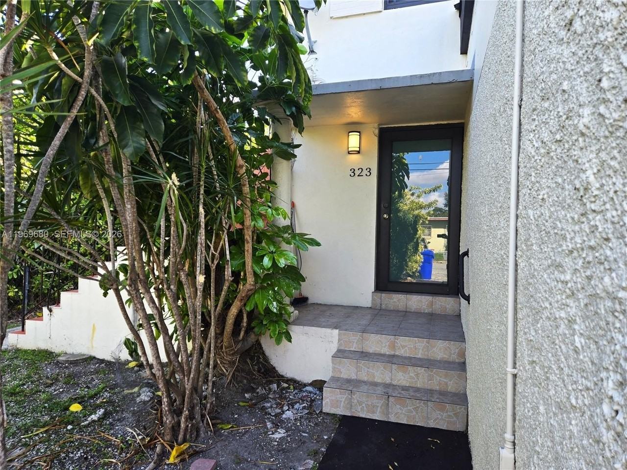 323 Sw 31st Ct #1 - Photo 3 of 19