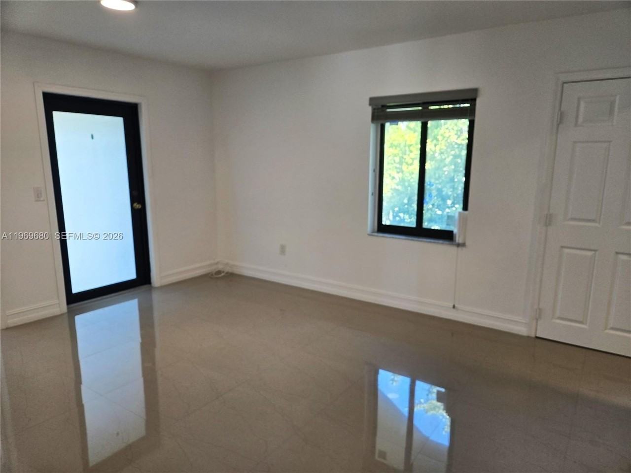 323 Sw 31st Ct #1 - Photo 5 of 19