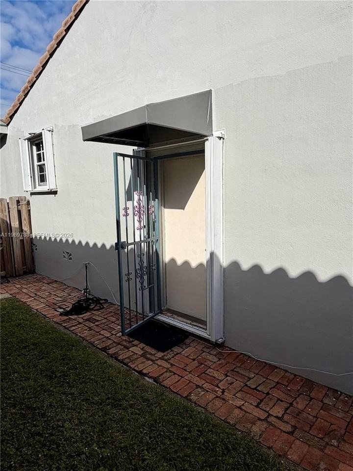 1185 Biarritz Dr #1 - Photo 2 of 6