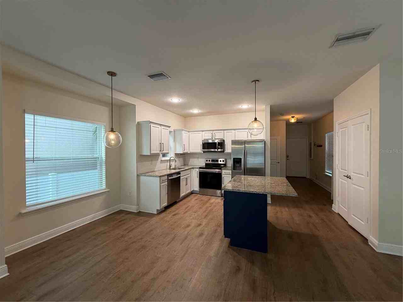 1736 W Walnut St - Photo 3 of 22