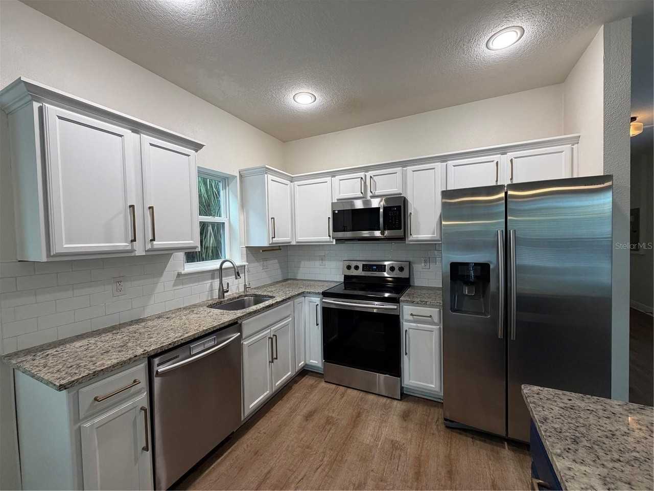 1736 W Walnut St - Photo 4 of 22