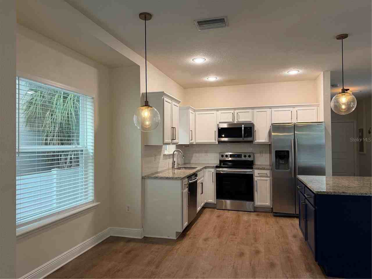 1736 W Walnut St - Photo 5 of 22