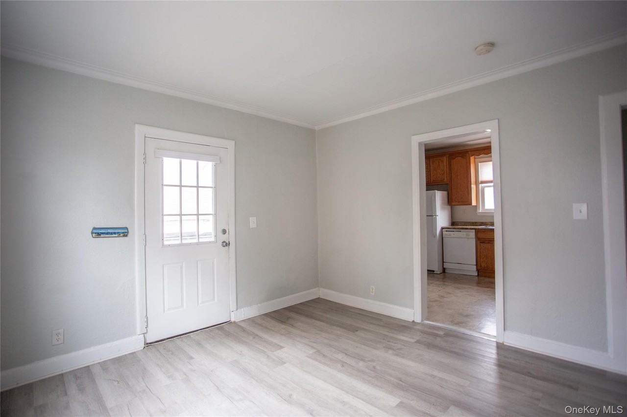 359 E Chester St - Photo 4 of 18