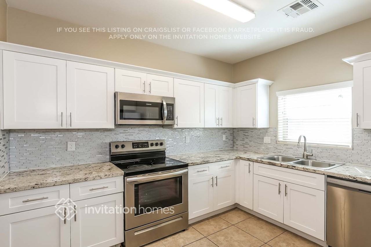 17727 W Banff Ln - Photo 7 of 18