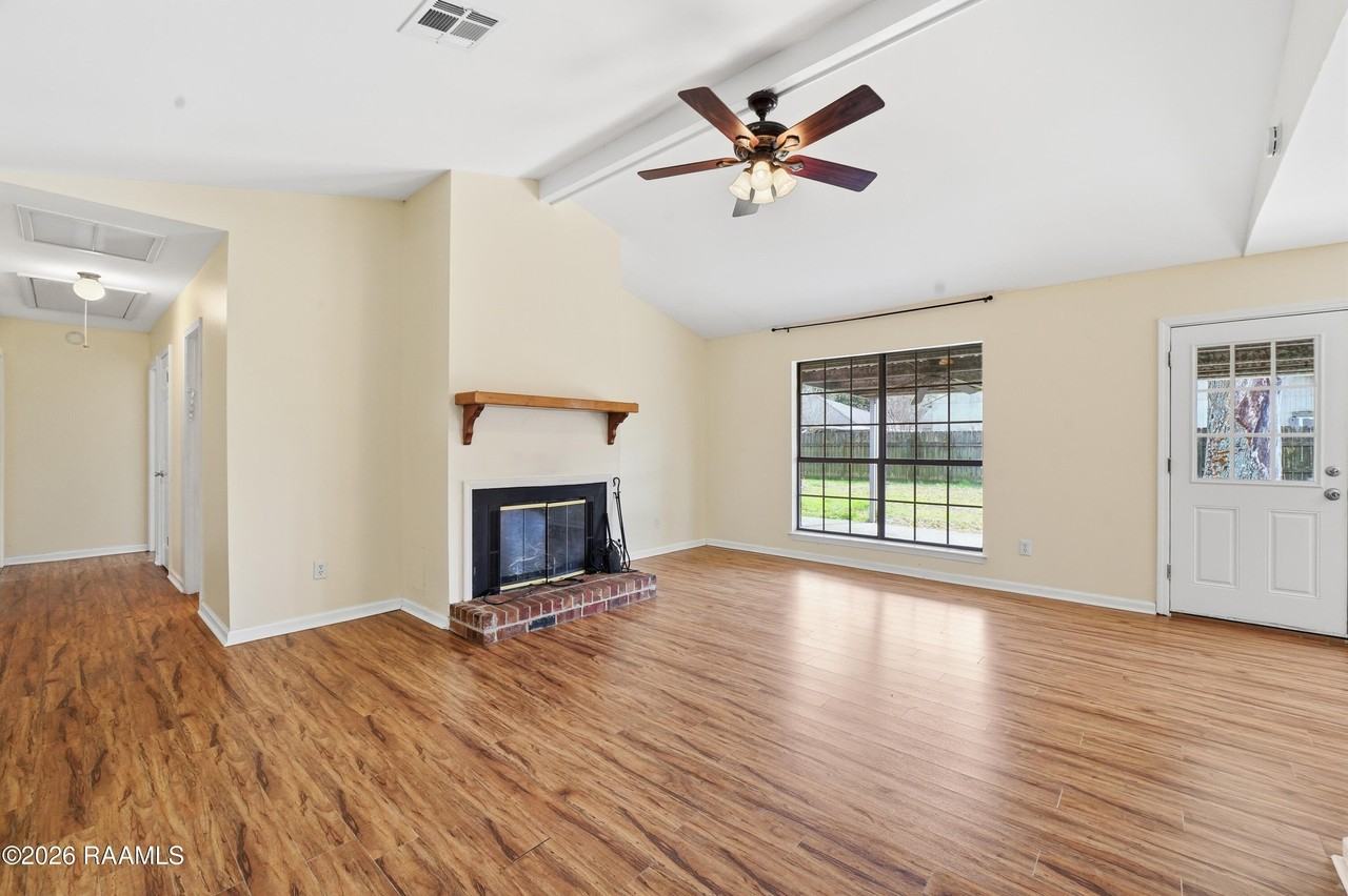 208 Sleepy Hollow Dr - Photo 2 of 17