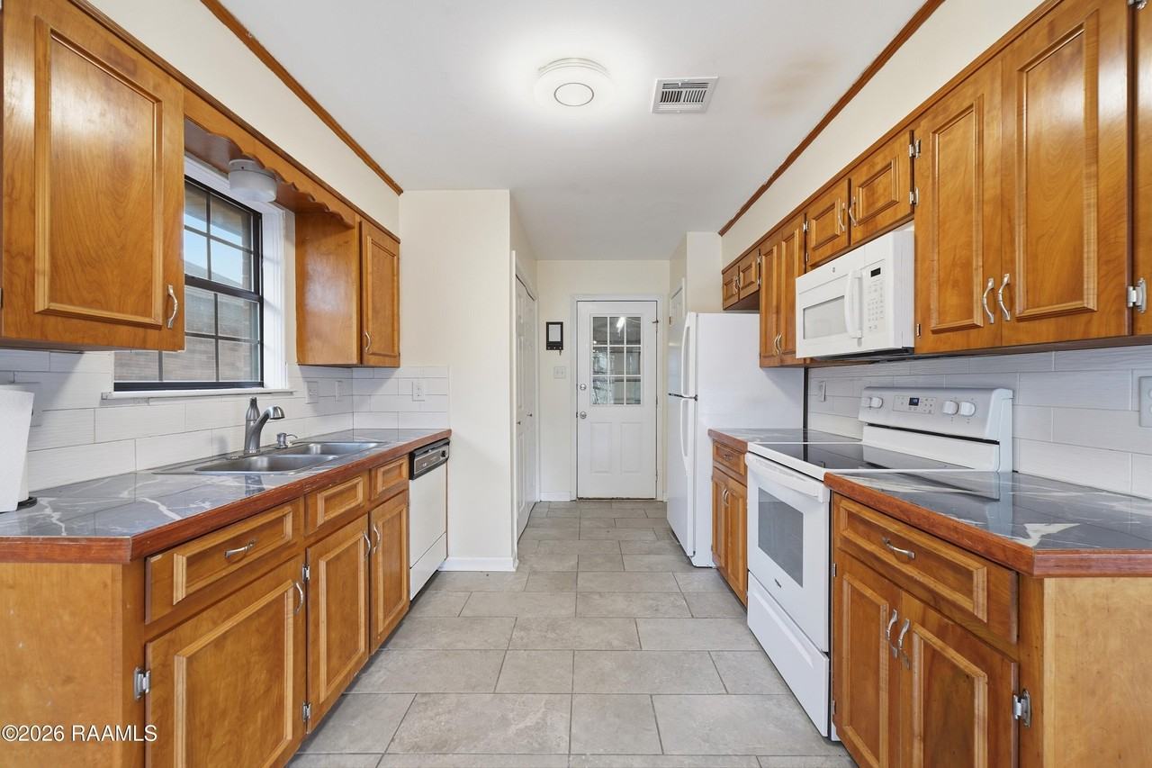 208 Sleepy Hollow Dr - Photo 3 of 17