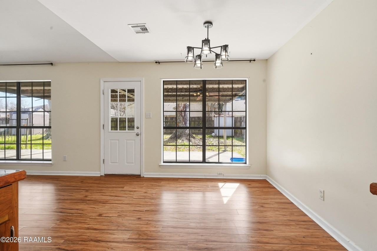 208 Sleepy Hollow Dr - Photo 4 of 17