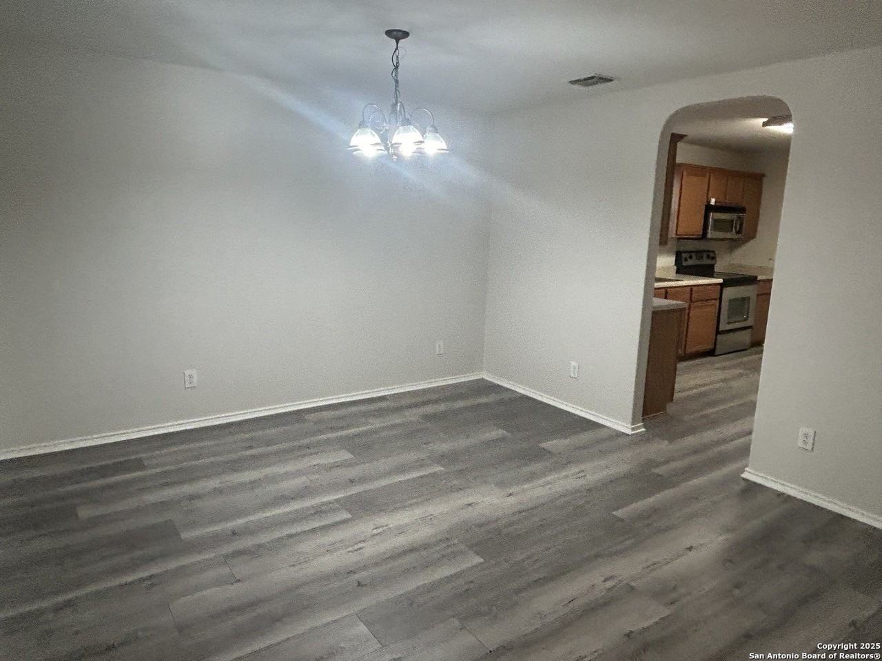 307 Lucille - Photo 3 of 18