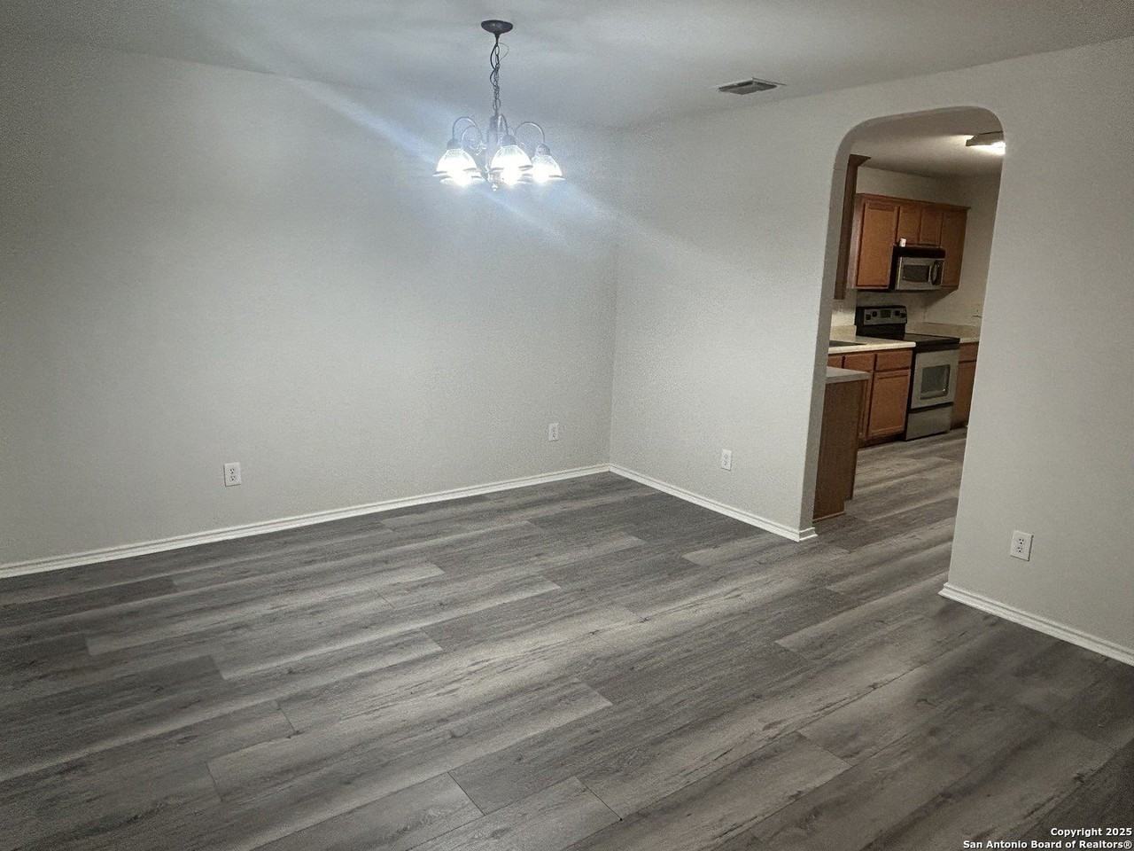 307 Lucille - Photo 4 of 18