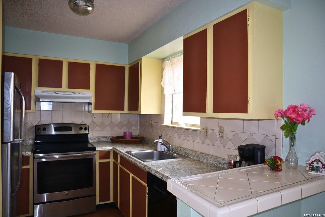 923 Vance Jackson Rd Apt 904 #904 - Photo 2 of 15