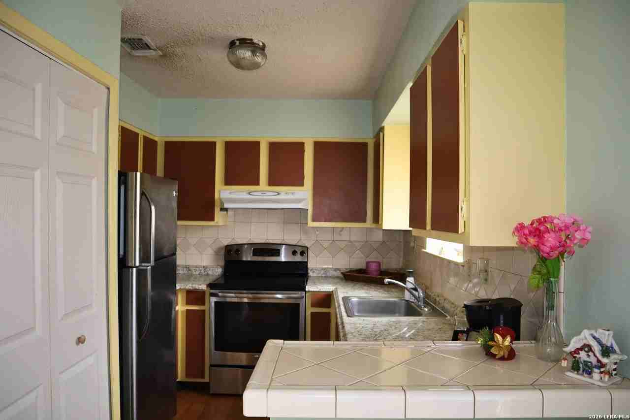 923 Vance Jackson Rd Apt 904 #904 - Photo 3 of 15