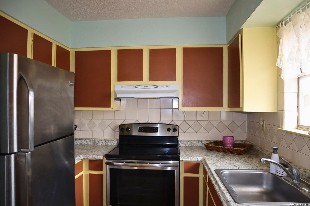 923 Vance Jackson Rd Apt 904 #904 - Photo 4 of 15