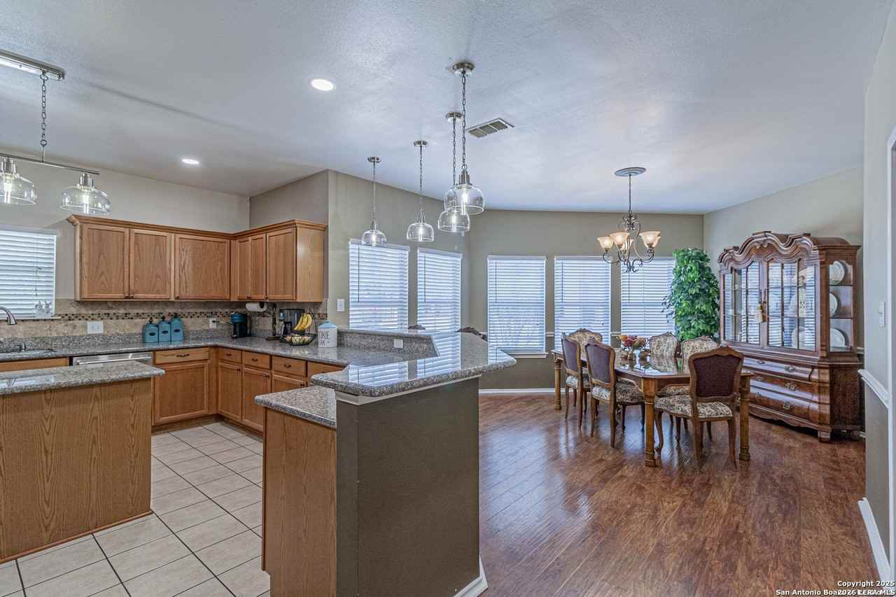 323 Shannon Ridge Dr - Photo 4 of 17