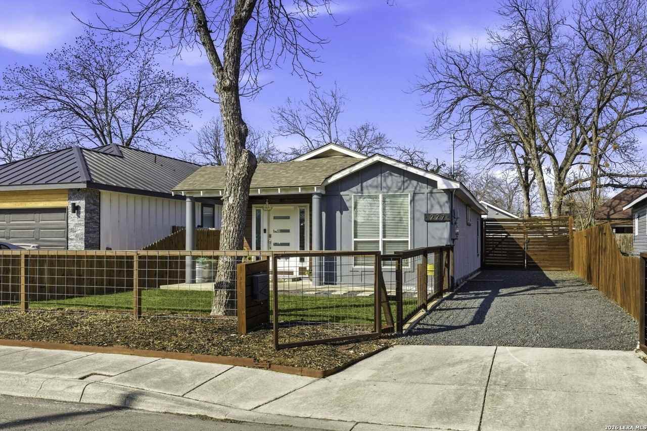 227 E Baylor - Photo 4 of 33