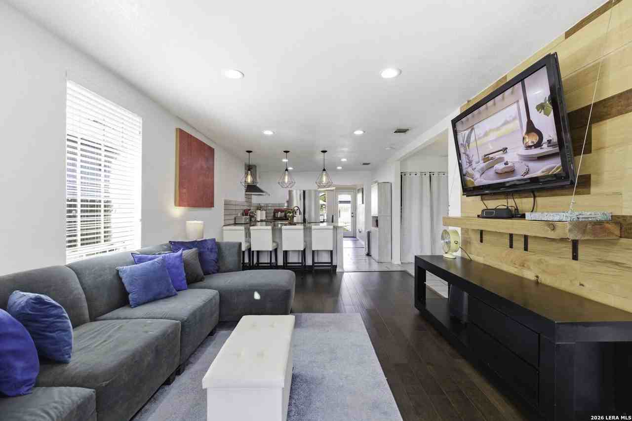 227 E Baylor - Photo 5 of 33