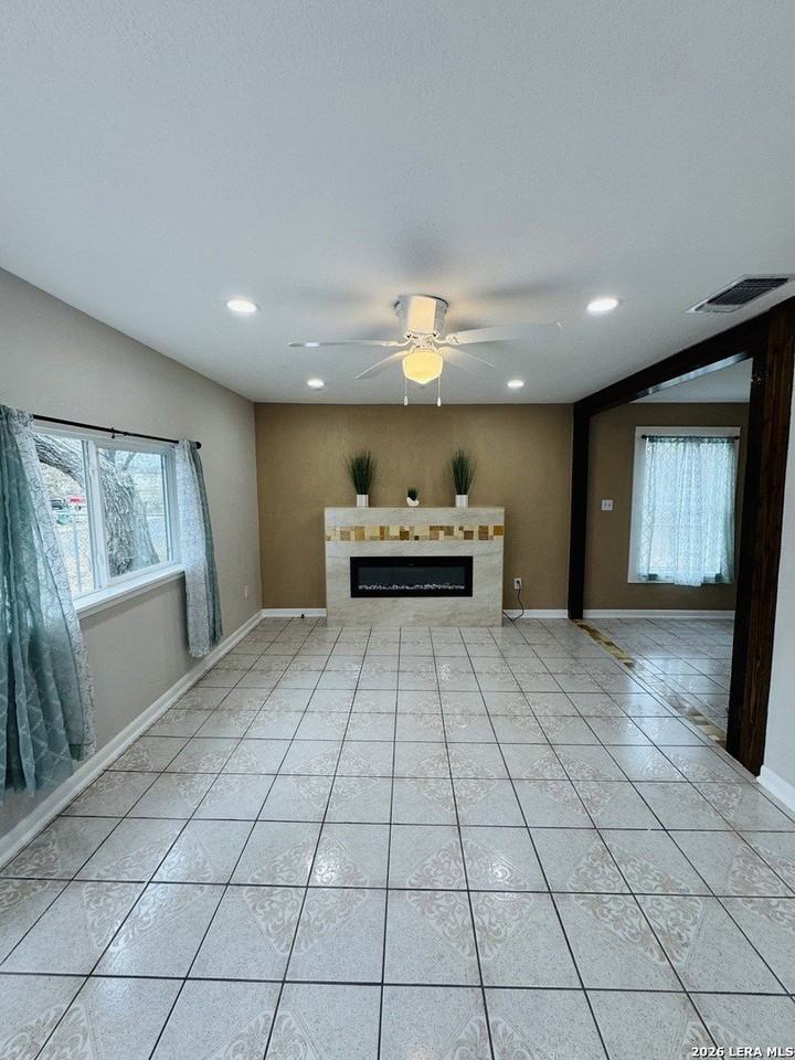 634 N San Joaquin Ave - Photo 5 of 46