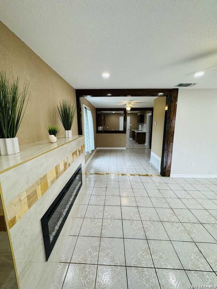 634 N San Joaquin Ave - Photo 6 of 46