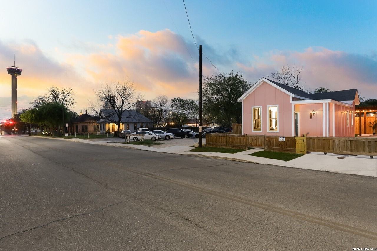 325 Montana St - Photo 5 of 46