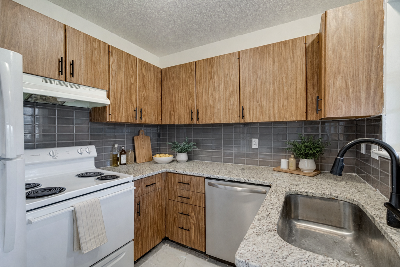 Sunset Rock Apartments - Photo 5 of 10