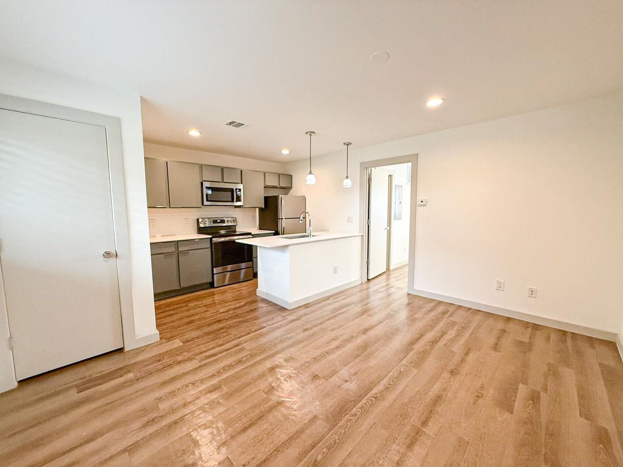 Venice Apartments - Photo 6 of 50