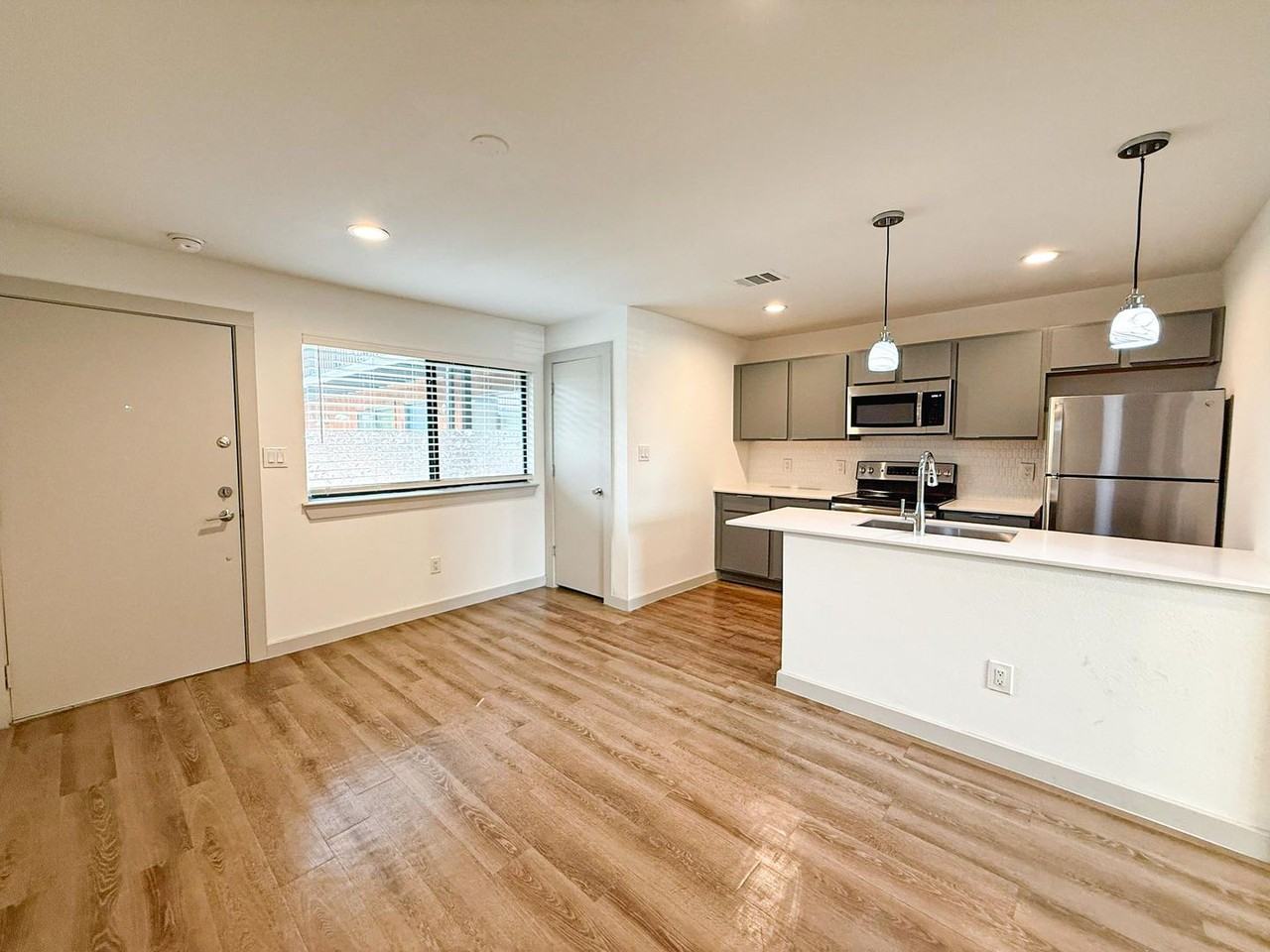 Venice Apartments - Photo 7 of 50