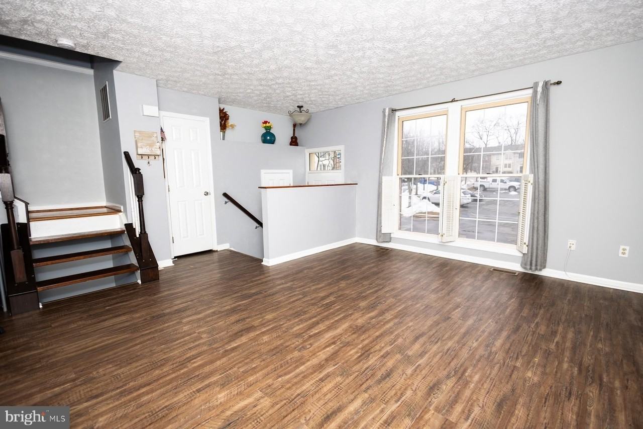 1302 Hollow Glen Ct - Photo 2 of 20