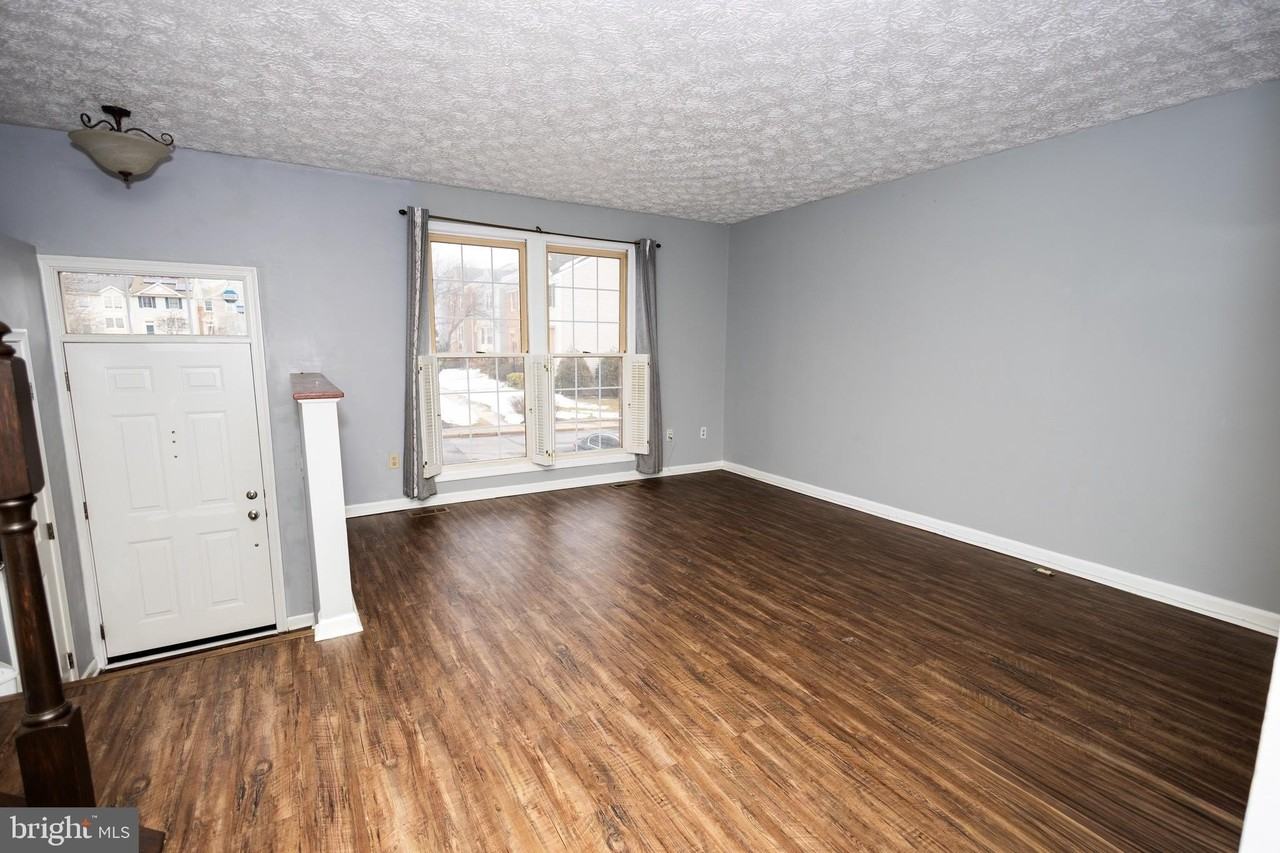 1302 Hollow Glen Ct - Photo 4 of 20