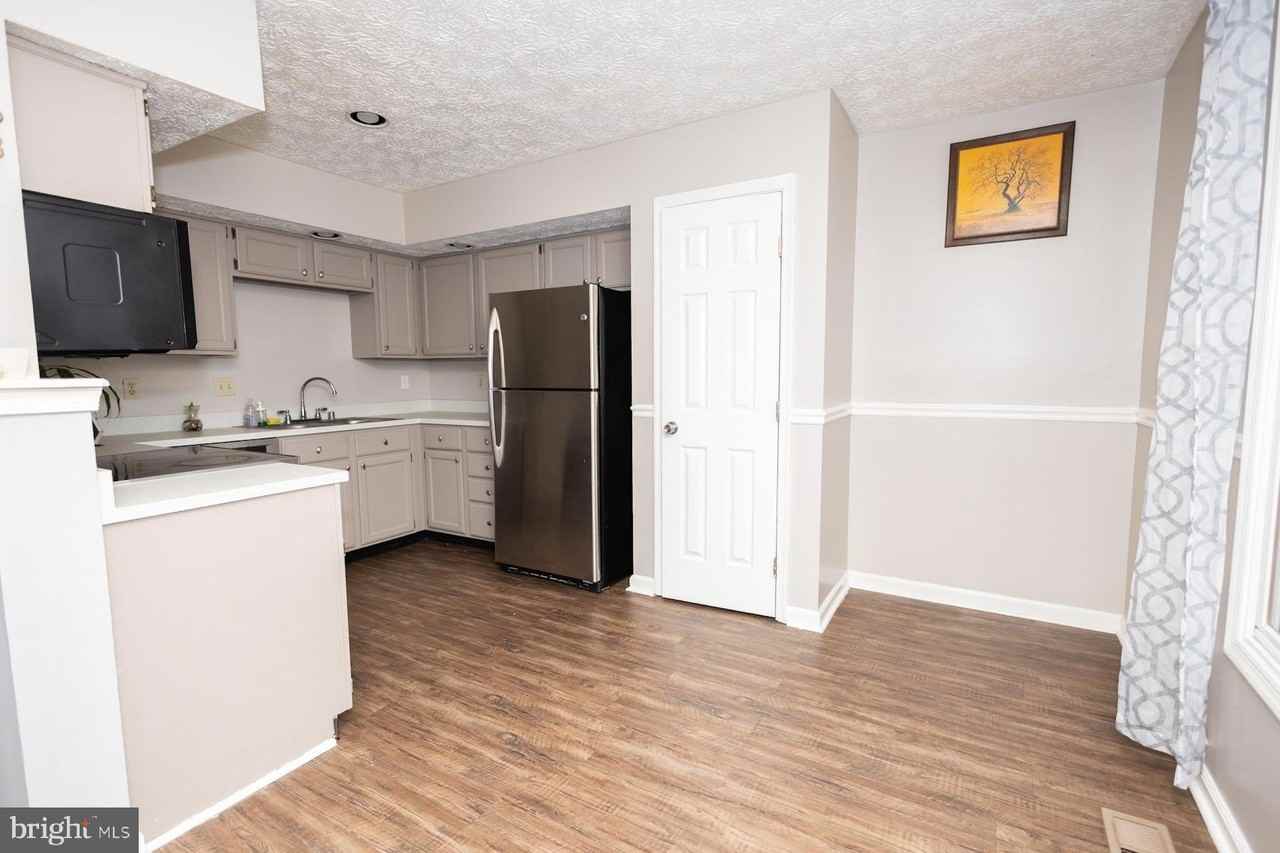 1302 Hollow Glen Ct - Photo 5 of 20