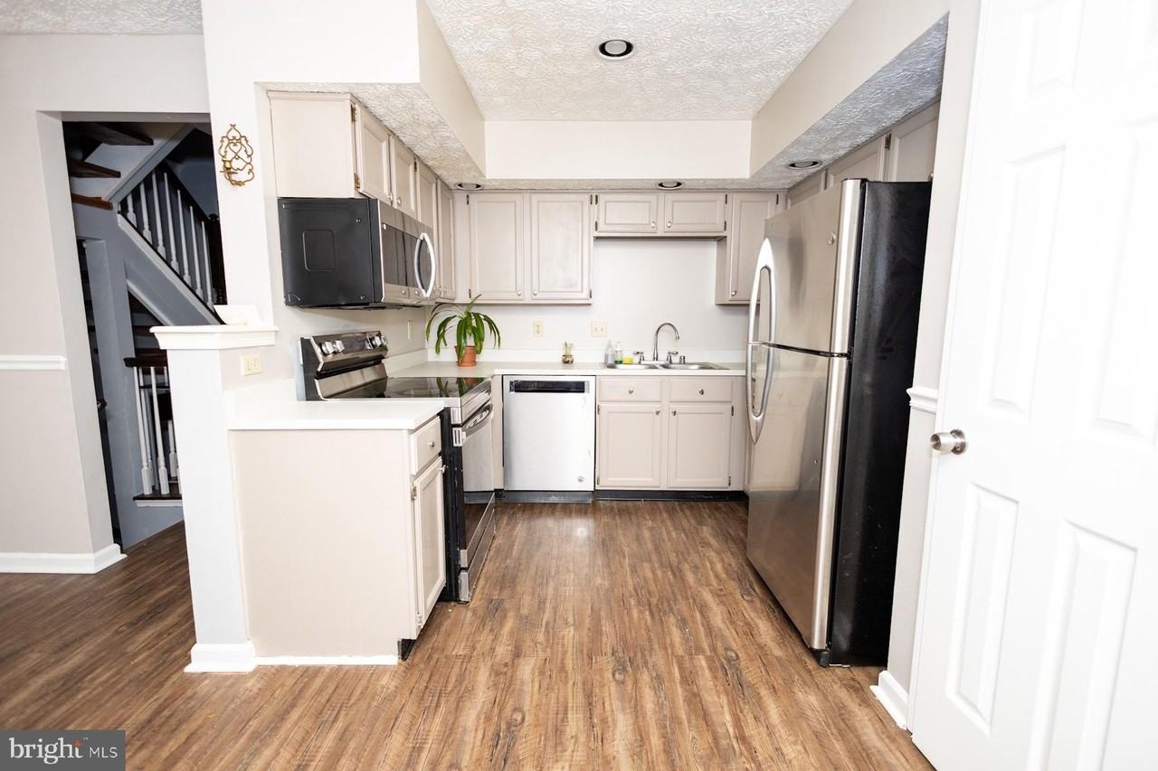 1302 Hollow Glen Ct - Photo 6 of 20