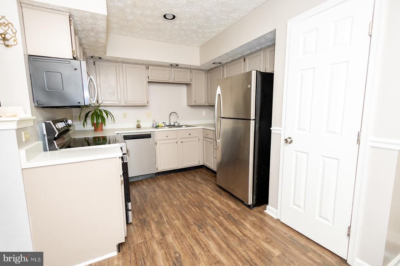 1302 Hollow Glen Ct - Photo 7 of 20