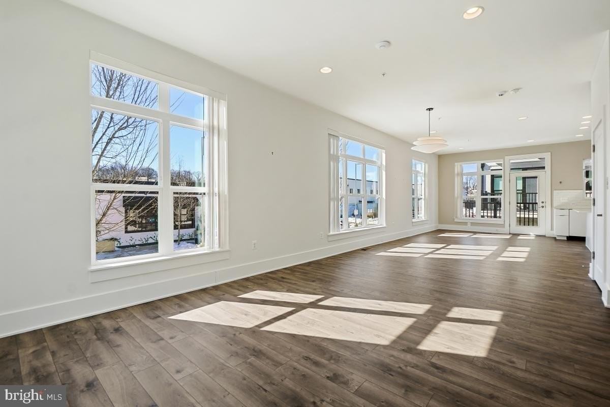 11300 Emerald Park Rd - Photo 7 of 34