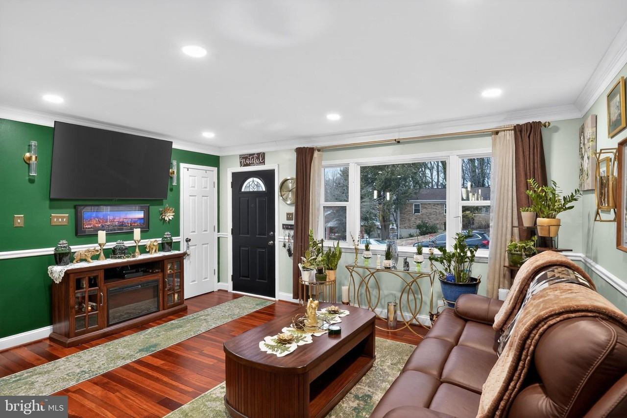 11207 Parkmont Dr - Photo 3 of 22