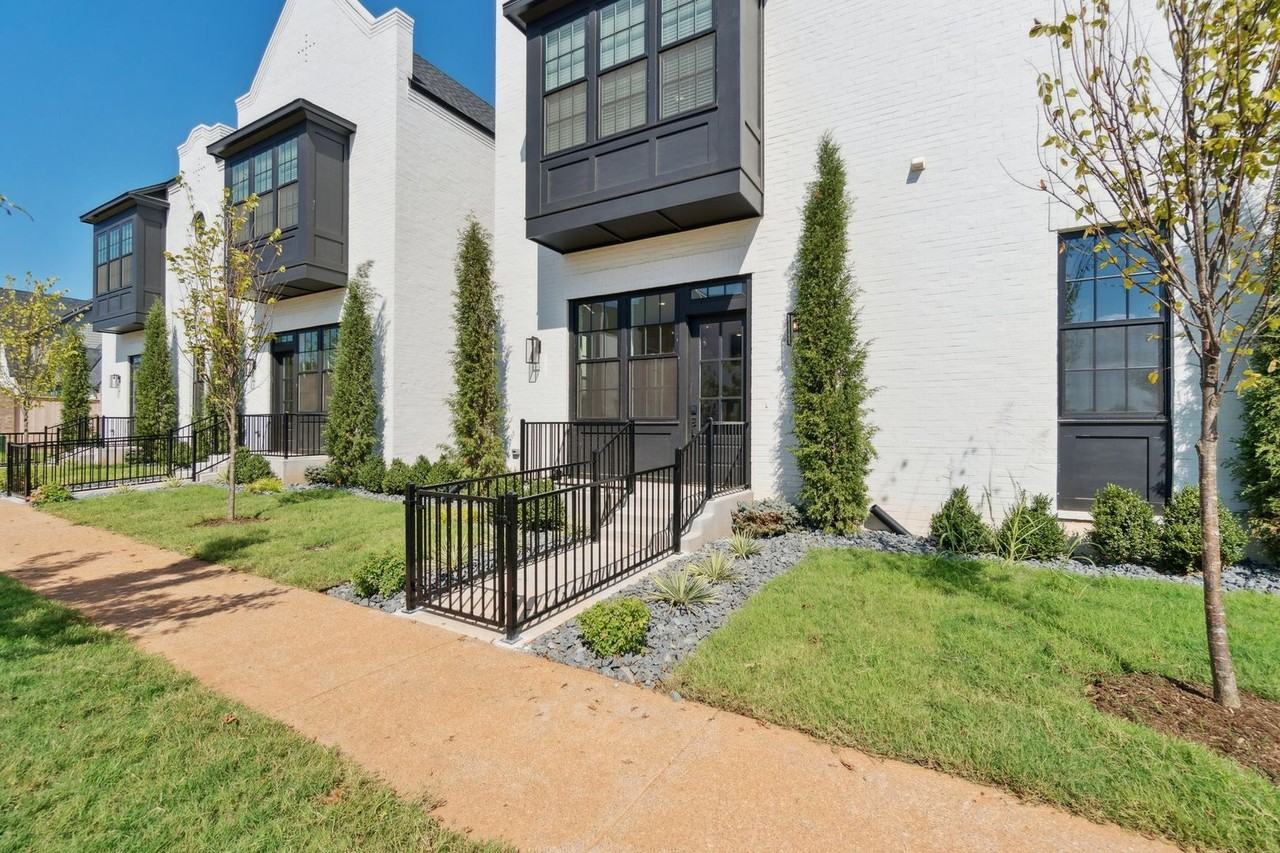 18829 Selah Way - Photo 2 of 44