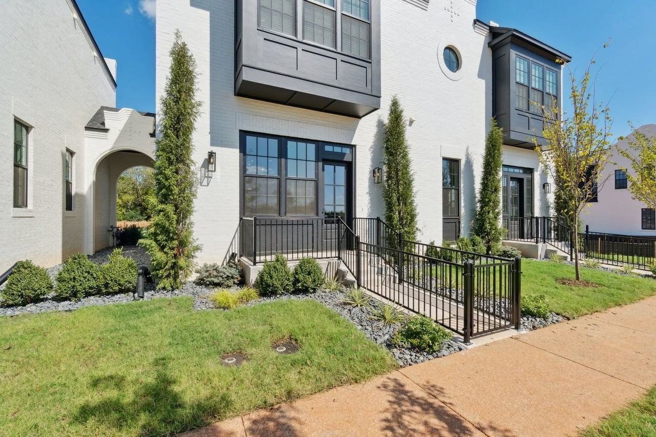 18829 Selah Way - Photo 3 of 44