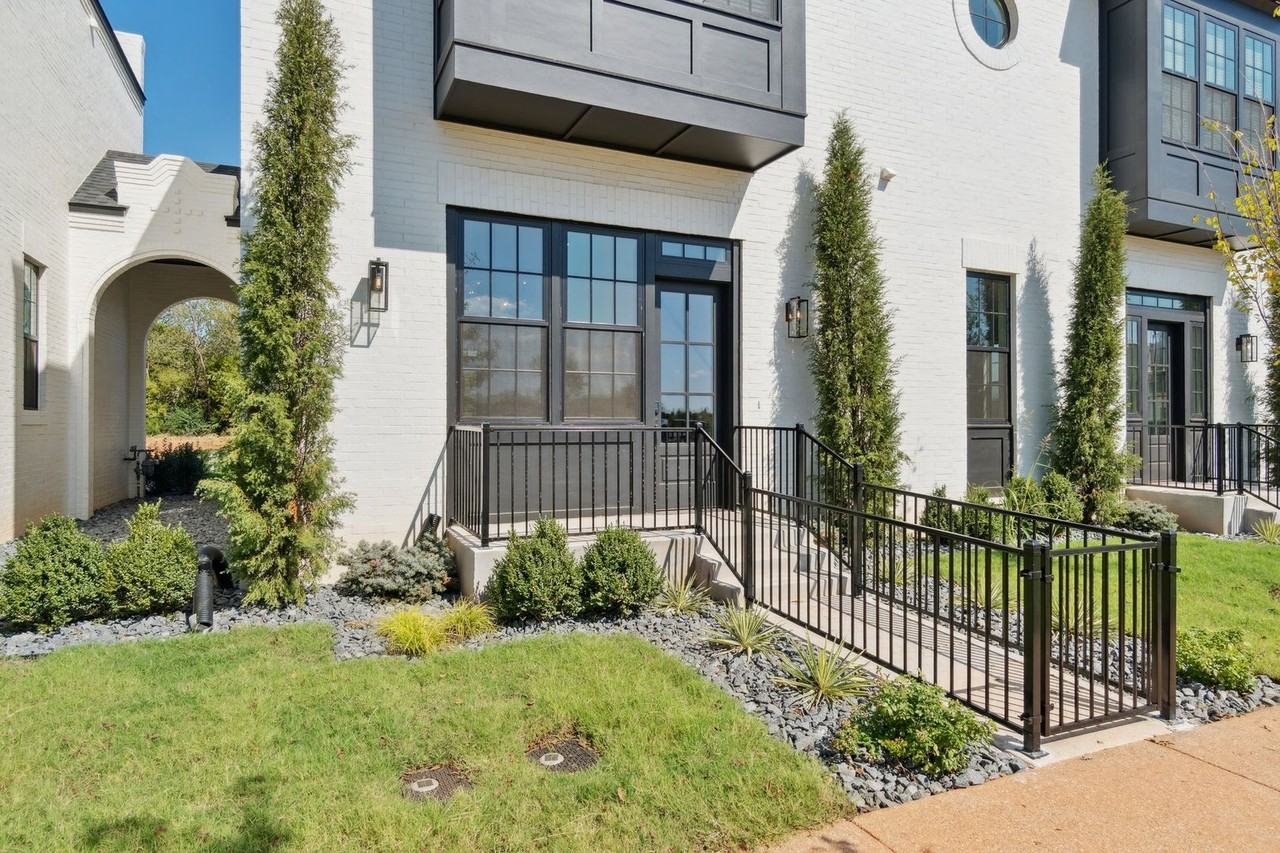 18829 Selah Way - Photo 4 of 44