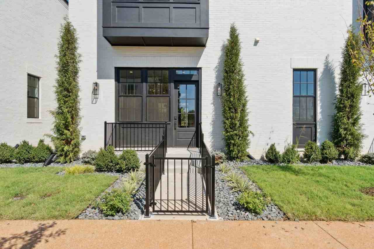 18829 Selah Way - Photo 5 of 44