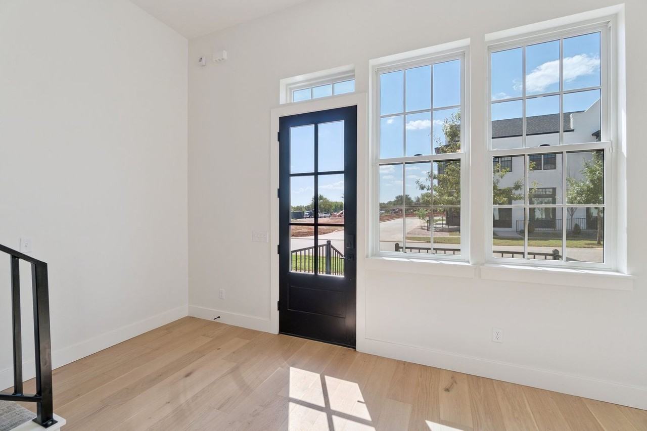 18829 Selah Way - Photo 7 of 44