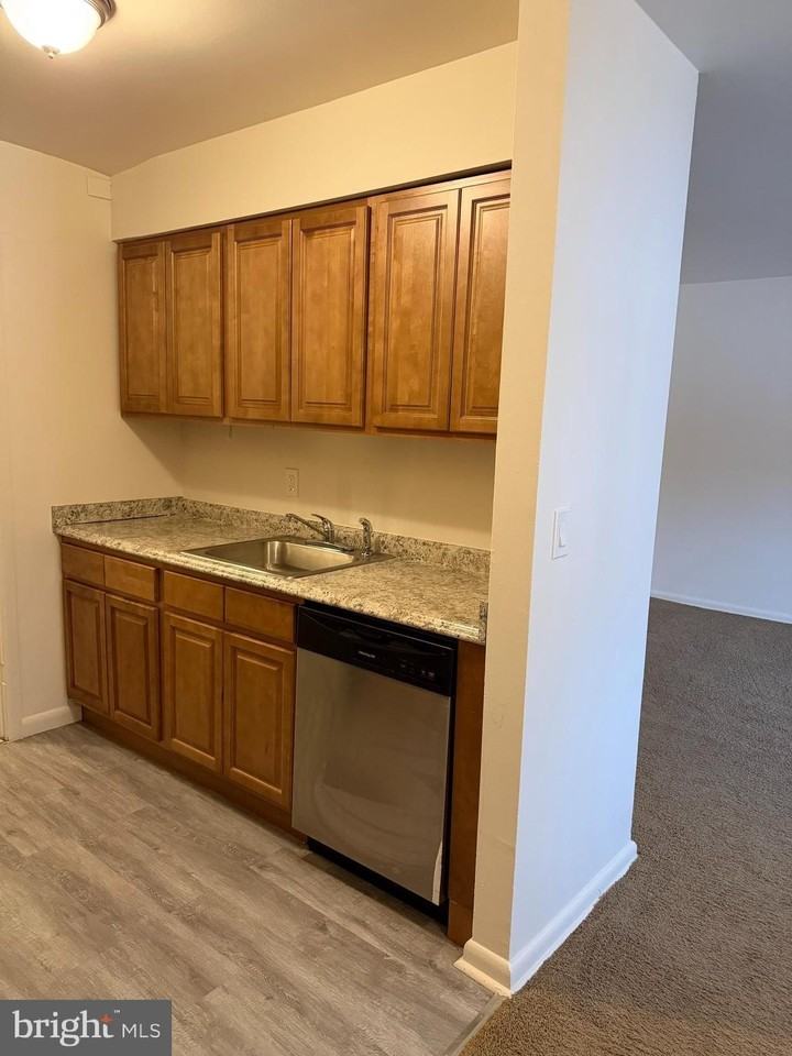 304 Lakeview Ter Unit 304 #304 - Photo 6 of 18