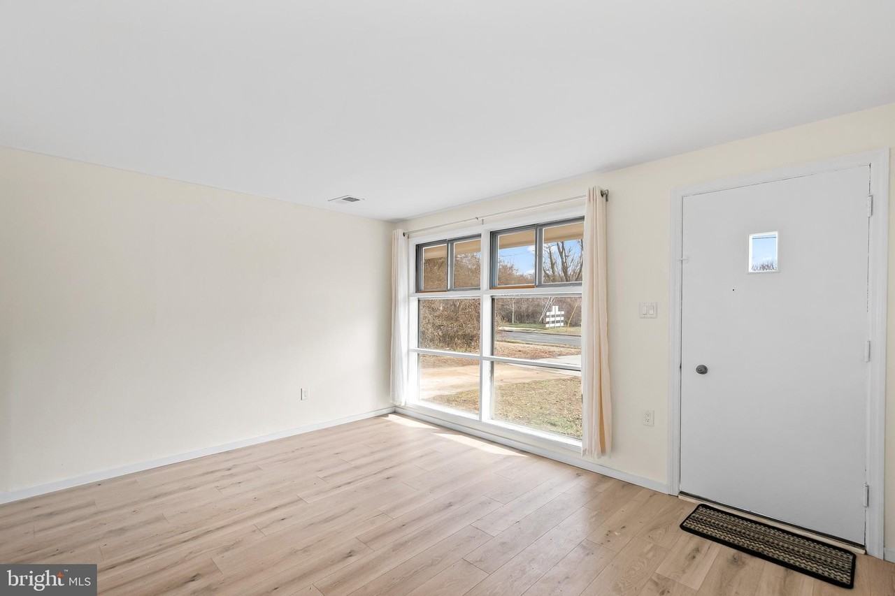 4512 Lark Ln - Photo 6 of 33