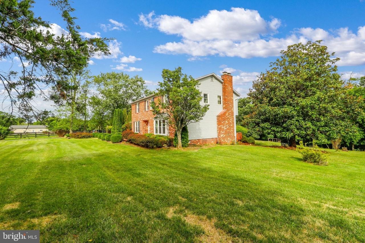 21960 Oatlands Rd - Photo 5 of 50