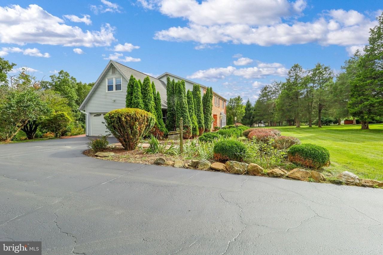 21960 Oatlands Rd - Photo 7 of 50