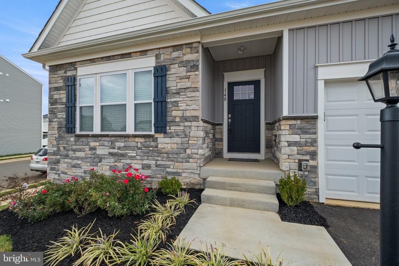 148 Huntwellwest Blvd - Photo 2 of 32