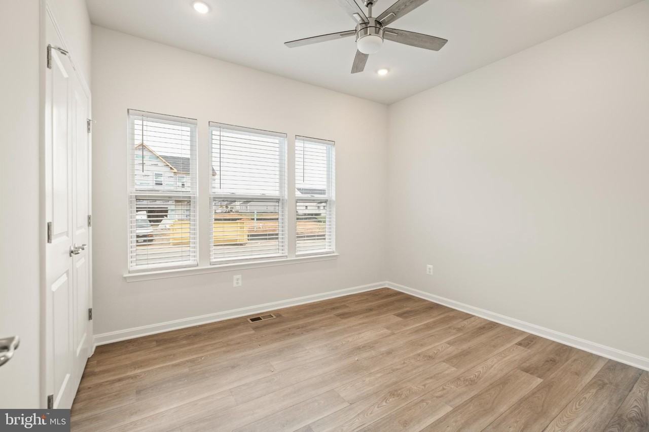 148 Huntwellwest Blvd - Photo 4 of 32