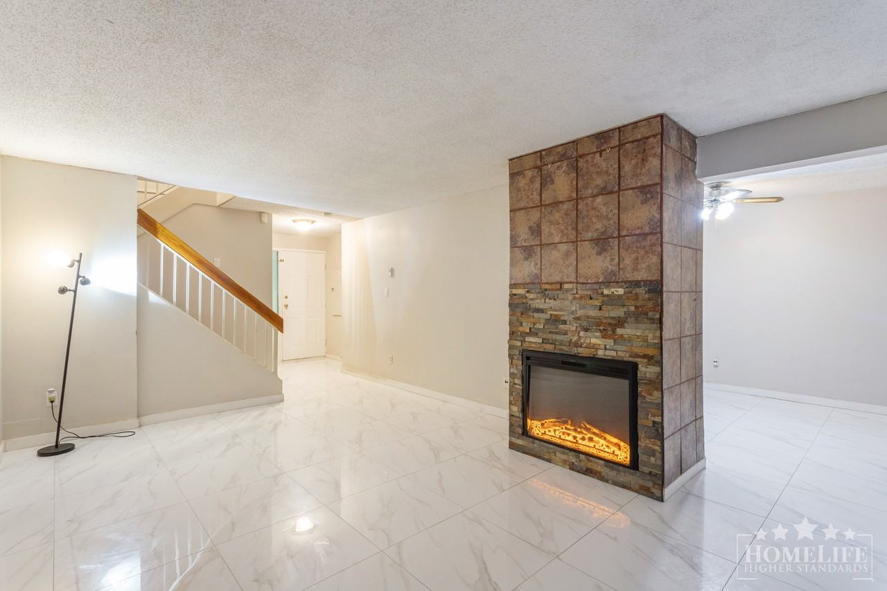 9976 149 St - Photo 2 of 21