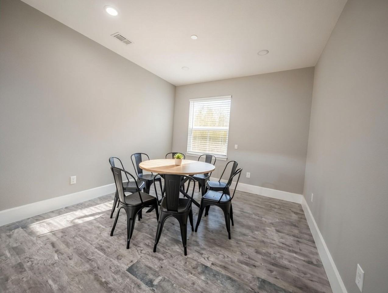 1212 W. 37th Drive - Photo 2 of 29